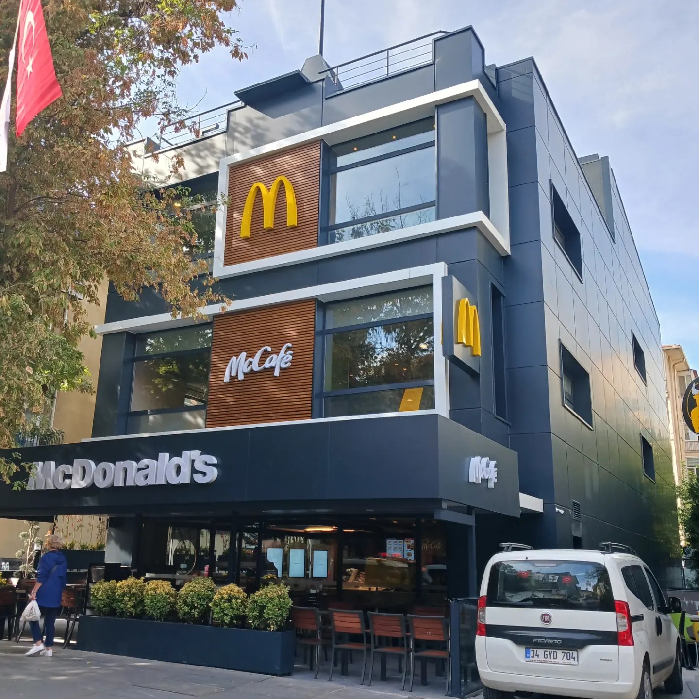 Ankara Bahçelievler McDonald's şubesi dış cephe kompozit kaplama — cephe detayı