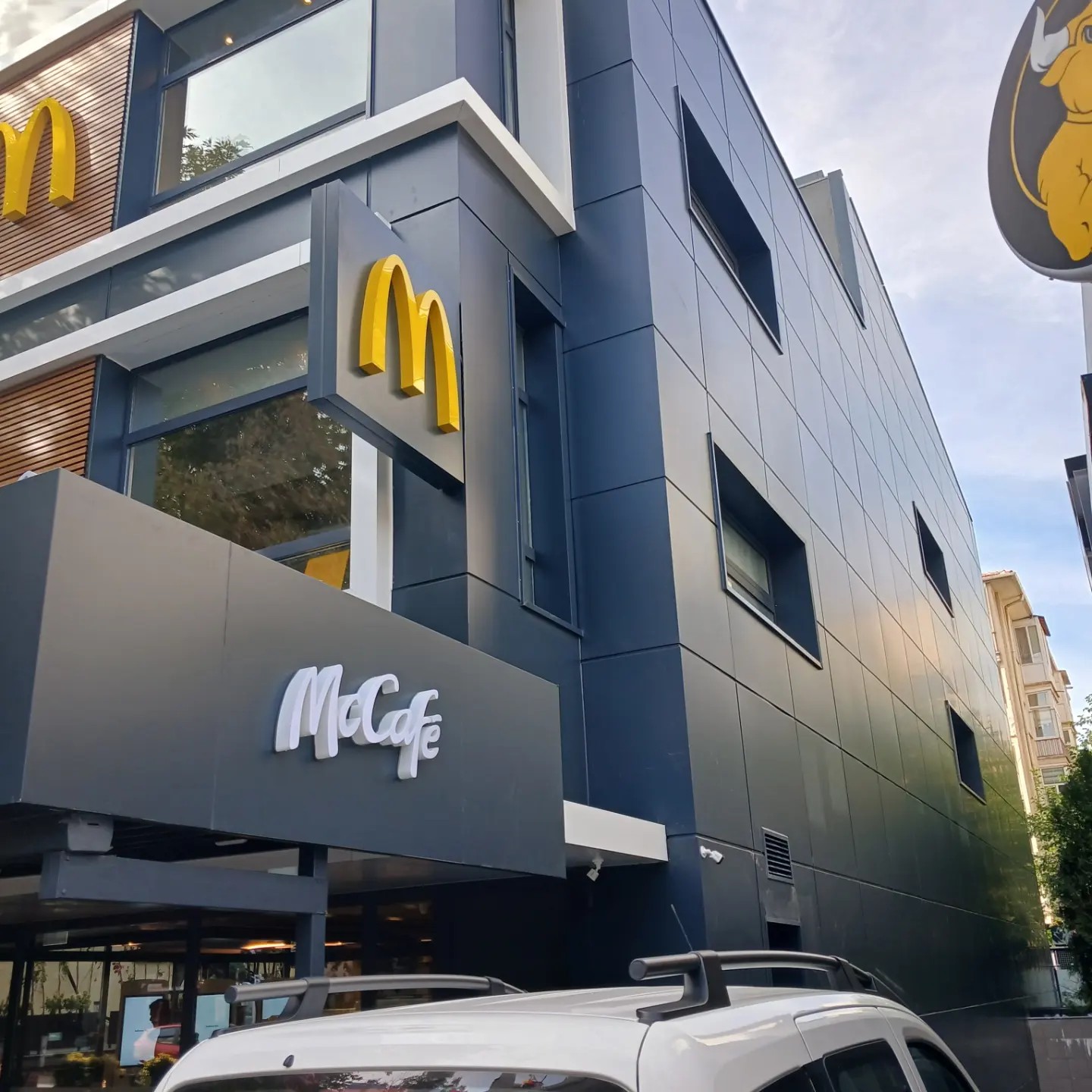 Ankara Bahçelievler McDonald's şubesi dış cephe kompozit kaplama — köşe detayı