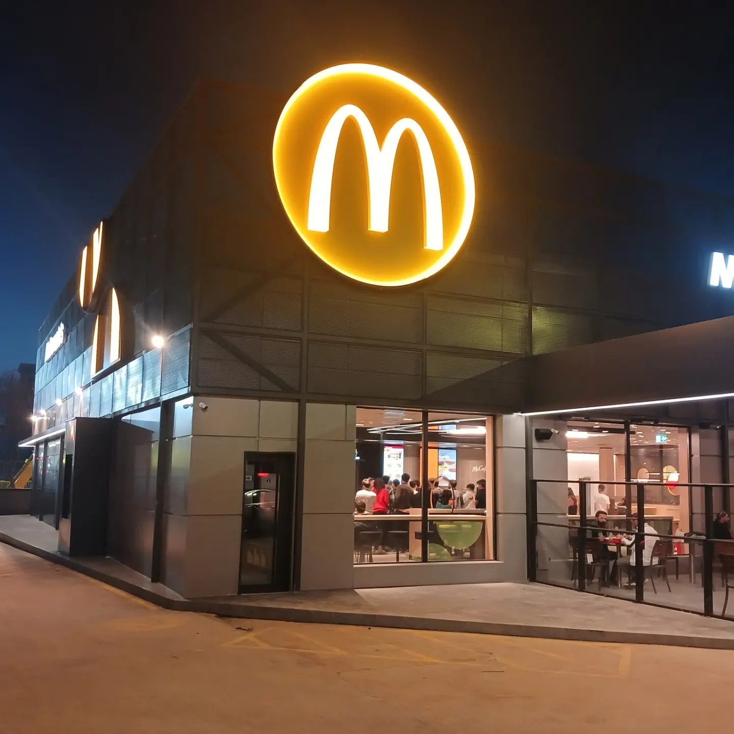 Diyarbakır McDonald's şubesi köşe cephe detayı — kompozit kaplama