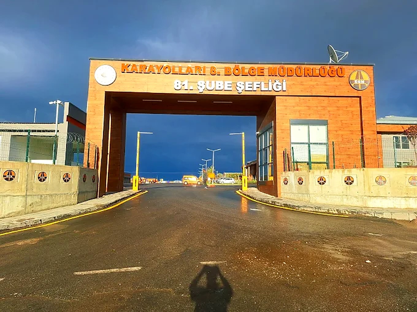 Malatya Karayolları 81. Şube Şefliği — giriş kapısı ve tabela