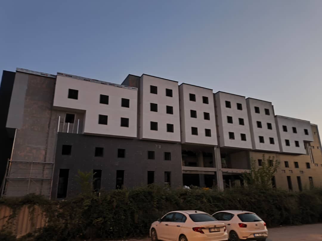 Radisson Blu Otel — akşam saatlerinde cephe genel görünümü