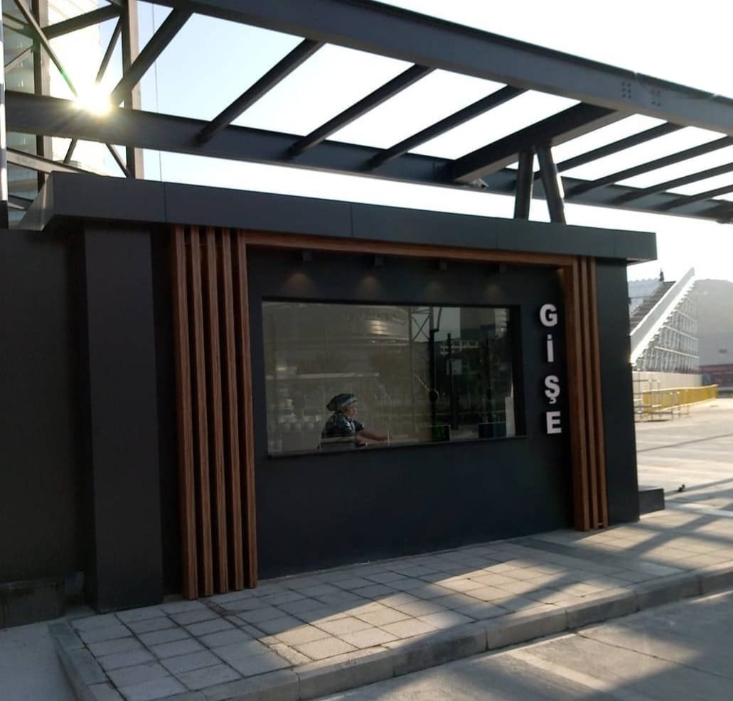 Vadi İstanbul Açıkhava Sahnesi — gişe yapısı, kompozit panel kaplama ve dikey deck detayları