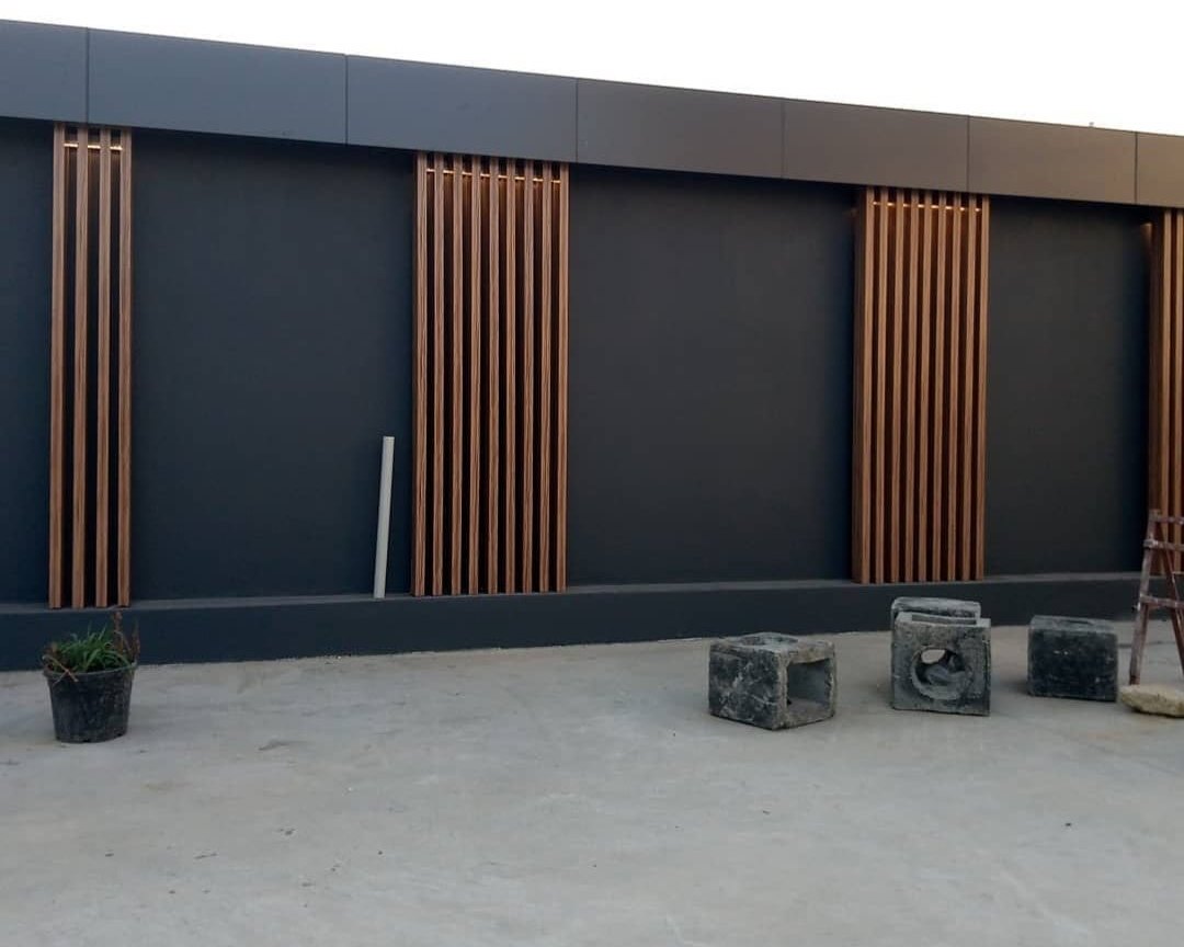 Vadi İstanbul Açıkhava Sahnesi — antrasit kompozit panel duvar ve dikey deck elemanları